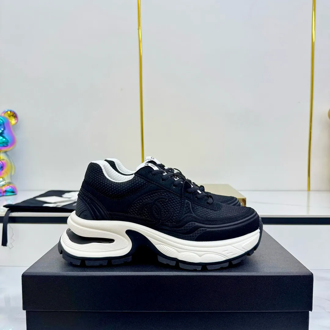 👟👟Ex-factory price 680👟👟 Upgraded version, upgraded version, upgraded version! No rebuttal accepted! ! ! ! Chanel Chanel panda shoes! 2025 counter's top casual sports shoes. This classic design; the upper is electro-embroidered with a variety of techniques; the outsole is fashionable and sporty; the unusual inclusion of a variety of color matching elements... The diversified mix and match is very good-looking and versatile, and can be used for leisure, fashion, sports, and outdoor... ꫛꫀꪝ Go➫ Materials: ❶Upper made of: original imported first-layer silk cowhide + original waterproof cloth + original first-layer cowhide ❷Inner lining: Original Yangli+Net ❸Outsole based on: Original TPU combination outsole Counter boutique packaging complete set for women 35–41 👉 👉 👉 👉